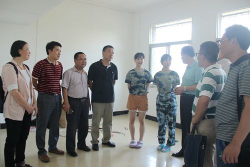 91在线领导老师赴新生寝室走访慰问2016级新生